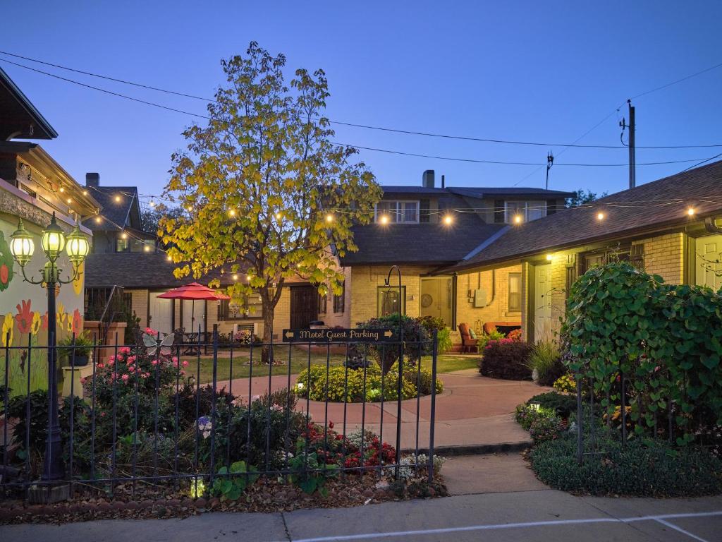 una casa con un cancello e fiori in un cortile di The Crest Motel a Sterling