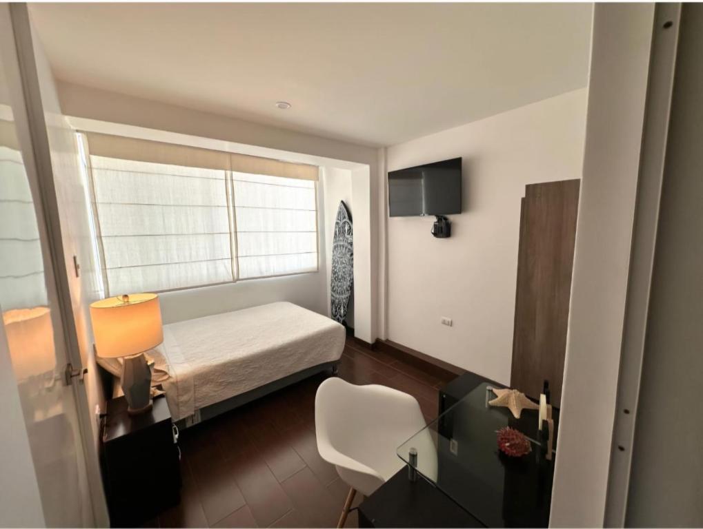 皮门特尔Hospedaje en Pimentel, playa的一间有床和窗户的小房间