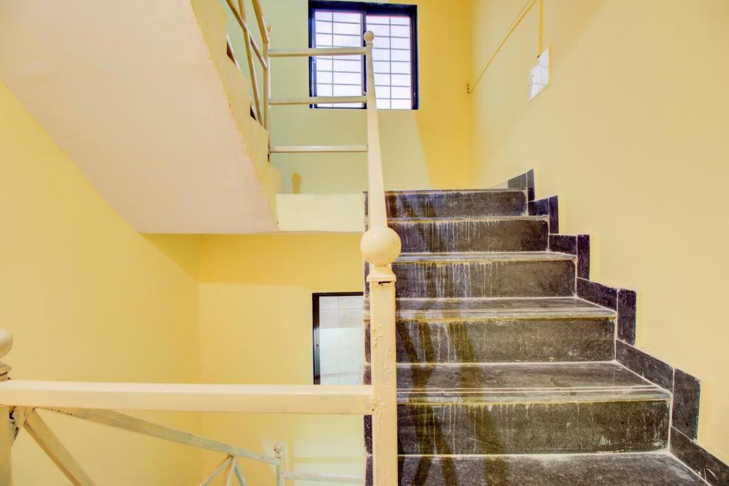 TitwalaHotel O Tare Farms的有窗户的建筑物里的螺旋楼梯