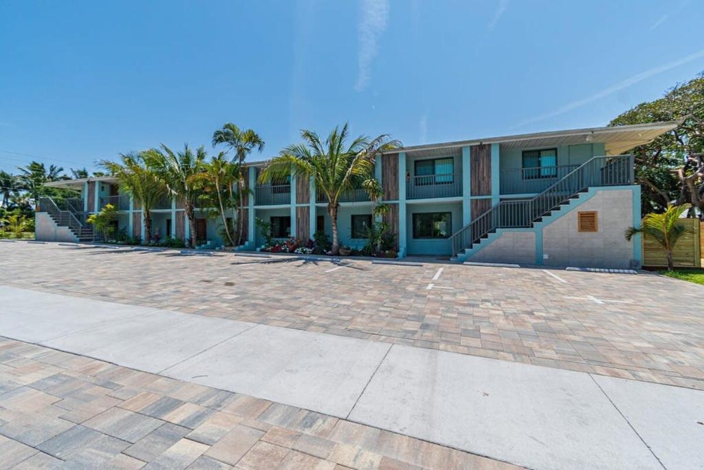 een groot gebouw met palmbomen ervoor bij Full complex 8 Separate 2 bedroom 1 bath units in Cocoa Beach