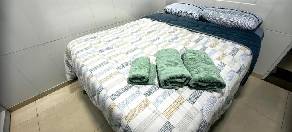 Ένα ή περισσότερα κρεβάτια σε δωμάτιο στο Ap2 30 minutos de gramado com vaga centro igrejinha