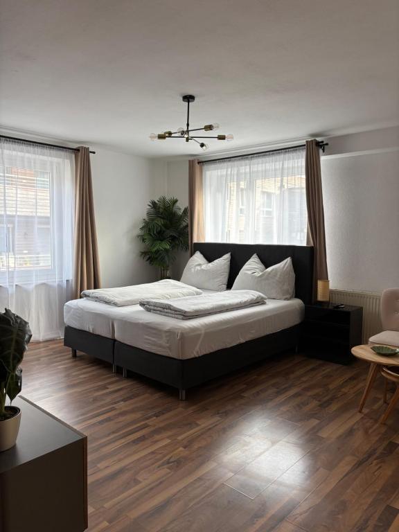 ein Schlafzimmer mit einem großen Bett in einem Zimmer in der Unterkunft ART - Apartments Tirol with Balcony & FREE Parking in Brixlegg