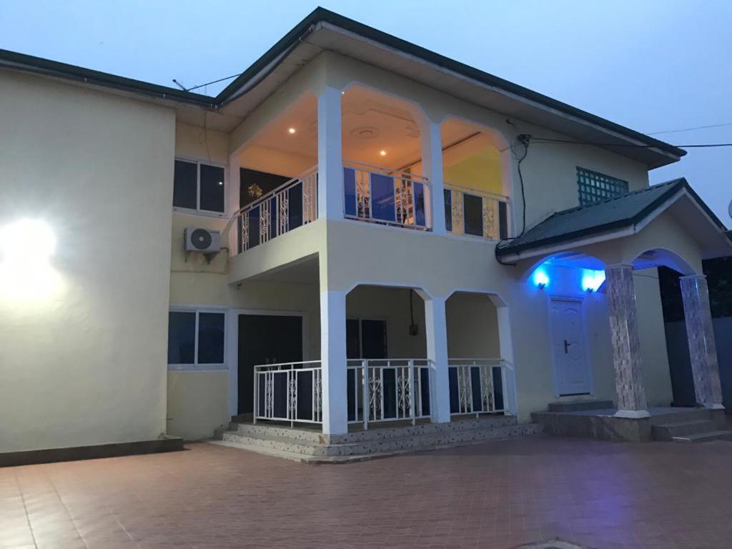 una grande casa bianca con un grande vialetto di Luxurious Chantan Apartment a Chantan