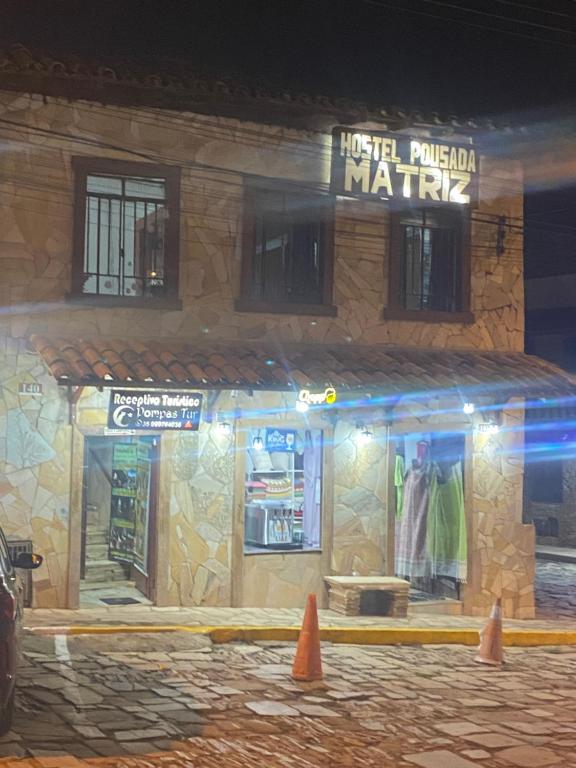 a building with a sign that reads hotel buffalo matrix at Pousada Matriz in São Thomé das Letras