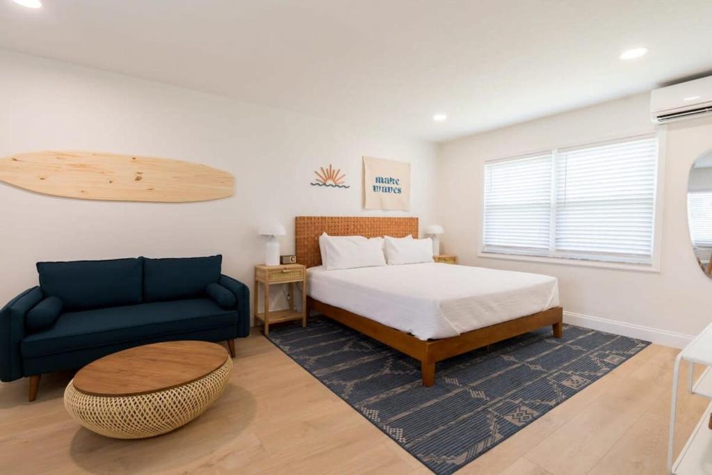 Кровать или кровати в номере THE JUNI - Studio Steps From Beach & Downtown