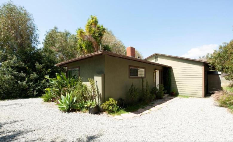 una piccola casa con un albero sopra di 30 PCT OFF! Malibu Serene Cottage with King Bed, Beach, BBQ a Malibu