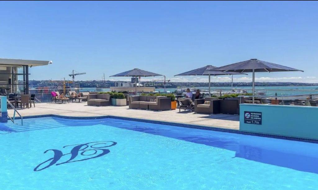 basen na dachu budynku w obiekcie City life Skytower view With Swimming pools & Suna Family Retreat w Auckland