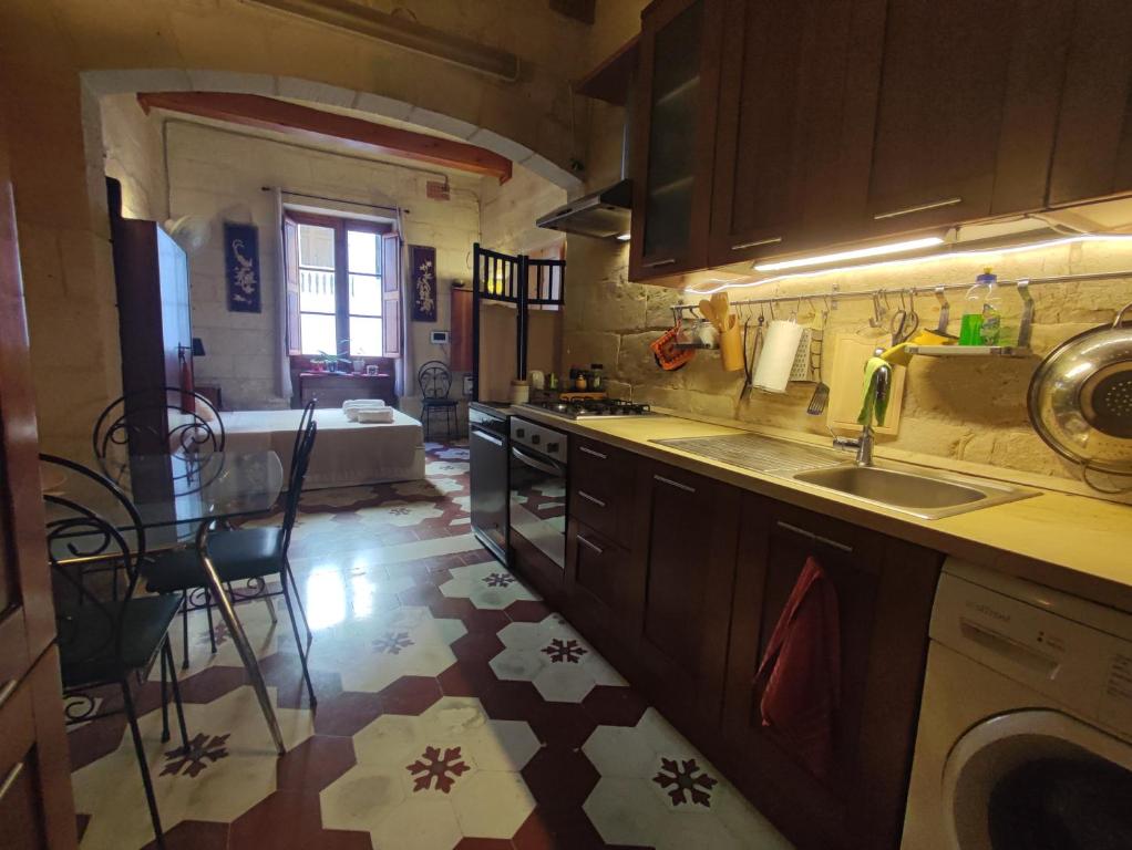 una cocina con fregadero y encimera en The Little Duke Residence, en Hamrun