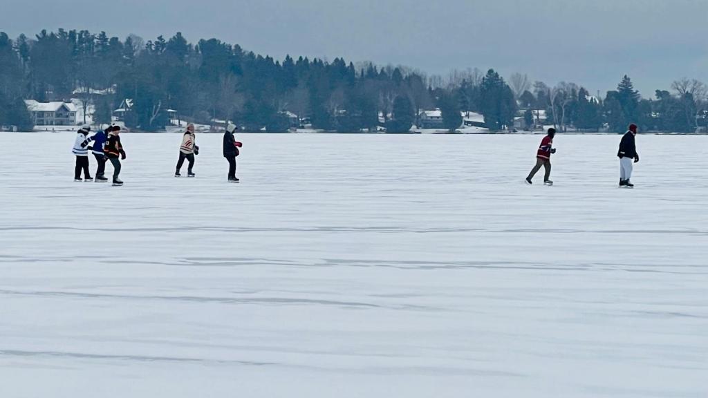 Το Charming Winter Cottage Retreat with Scenic Snow Views τον χειμώνα