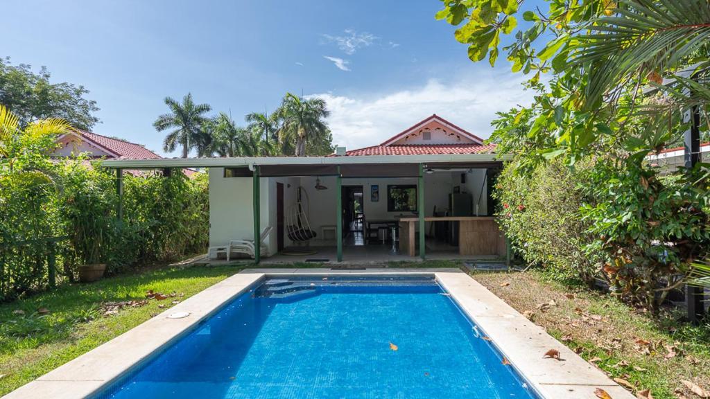 坦波Pura Vida Villa! Beachfront Golf and Country Club Los Delfines 24 hours security的一栋房子前面有游泳池的别墅