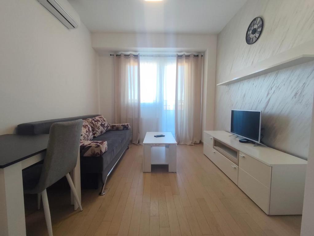 TV a/nebo společenská místnost v ubytování Gray Heaven Retreat