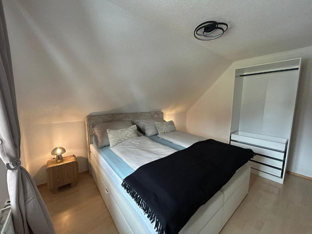 una camera da letto con un letto con una coperta nera sopra di Faraway Homes Studios Bad Leonfelden a Haid