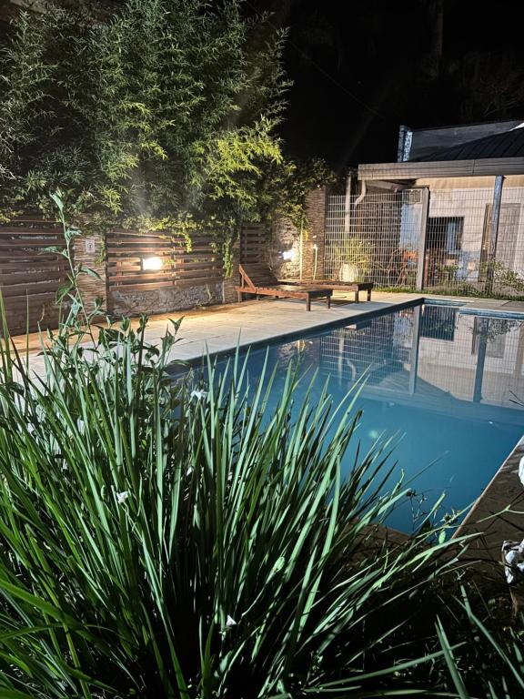 ein Haus mit Swimmingpool bei Nacht in der Unterkunft Excelente Casita en Paso in Paso de la Patria