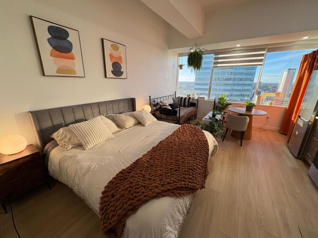 Ένα ή περισσότερα κρεβάτια σε δωμάτιο στο Studio Downtown , Rodgers Views, AC, Heated Free Underground Parking