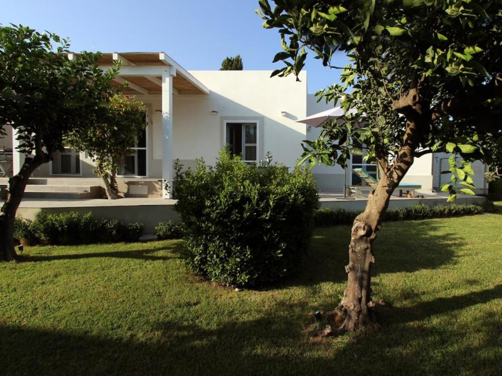 una casa blanca con árboles en el patio en Il Giardino di Angelo, en Cava dʼAliga