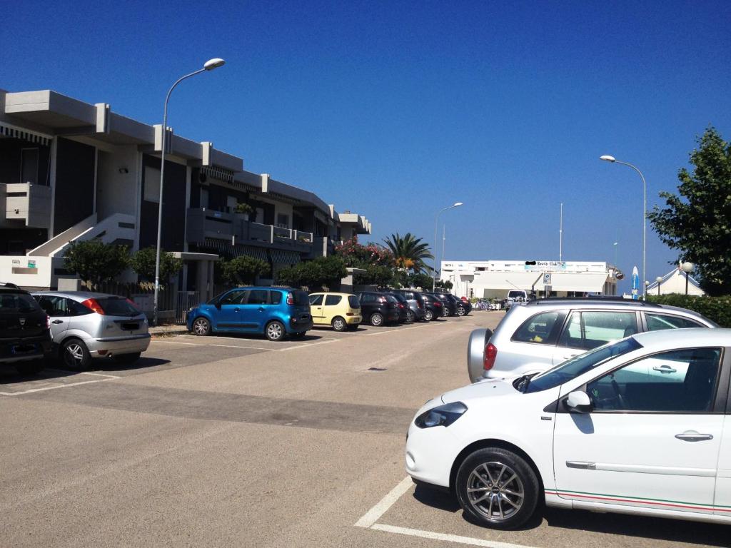シルヴィ・マリーナにあるApartment A - Green Marineの建物の前に車を停めた駐車場