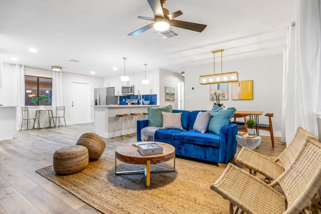 Гостиная зона в Coastal Oasis - Unique 2BR Beach Bungalow