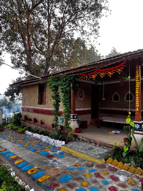 Kirti kewat Homestay في Maheshwar: منزل ذو واجهة مليئة بالبلاط الملون
