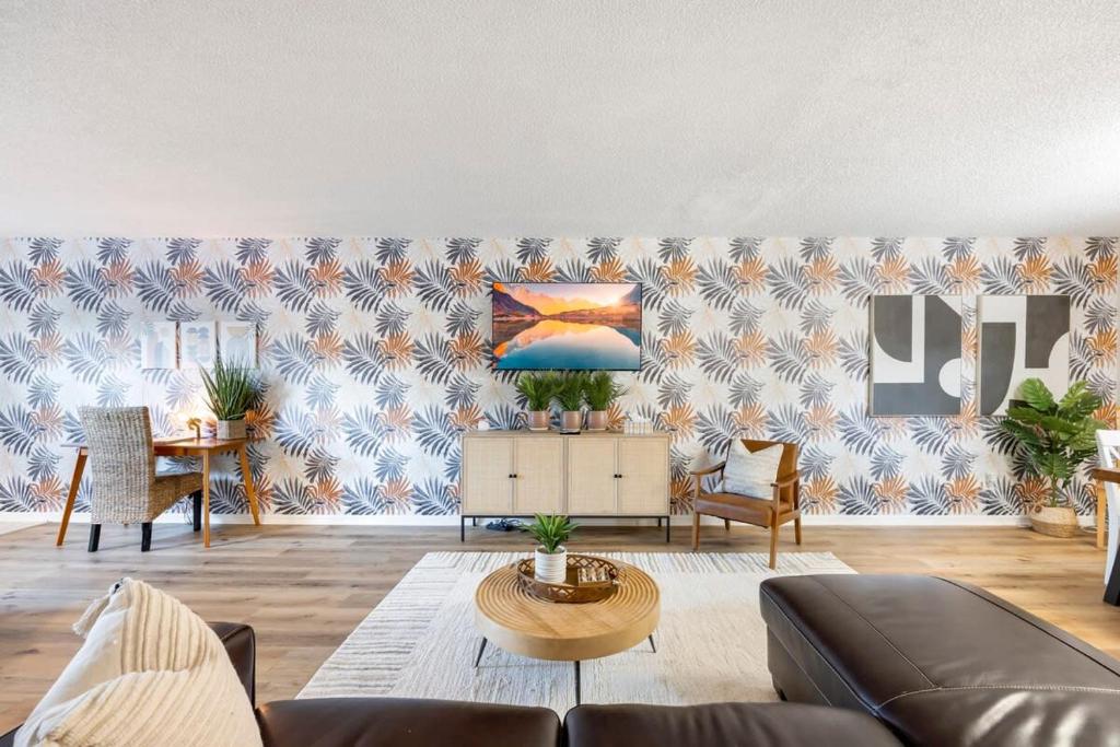 Гостиная зона в Cocoa Beach 3BR Retreat w Hot Tub & Patio