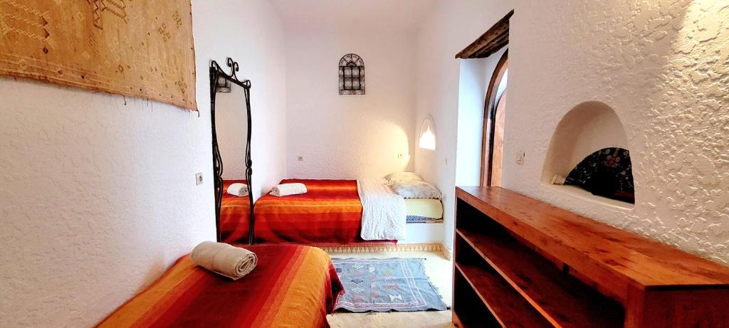 Postel nebo postele na pokoji v ubytování DAR NOUR Essaouira old medina