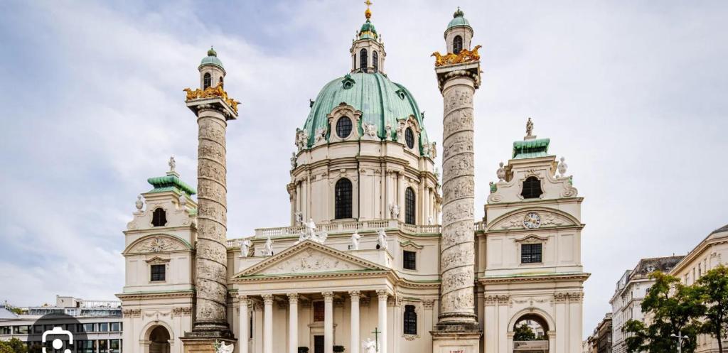 Maisonette Gigi في فيينا: مبنى مكون من برجين وقبة خضراء