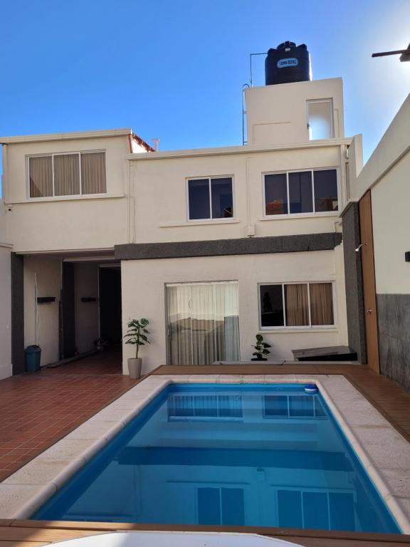 una casa con una piscina di fronte di Refugio del Turista a Tupiza