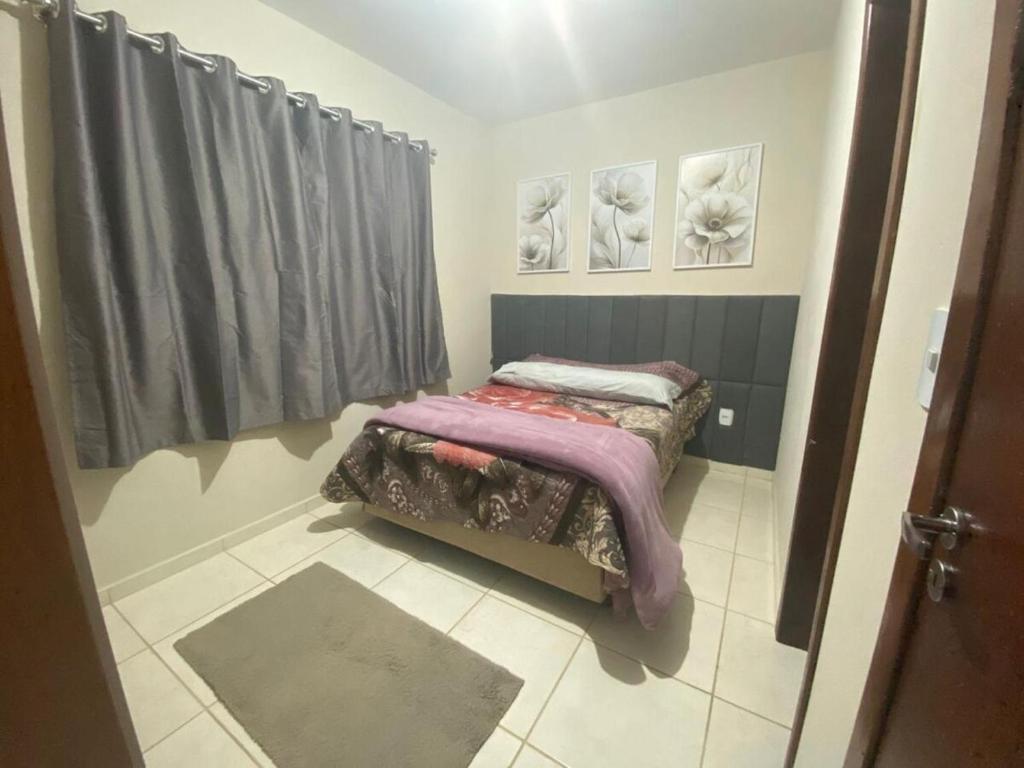 En eller flere senge i et værelse på Linda Casa em Condomínio próximo ao mar