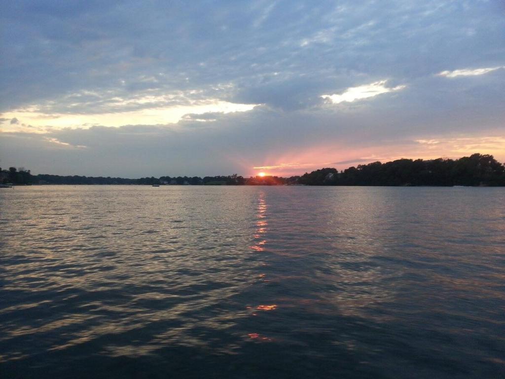 Lake Saint Louis Family Friendly Lakefront Retreat - Superior Villa