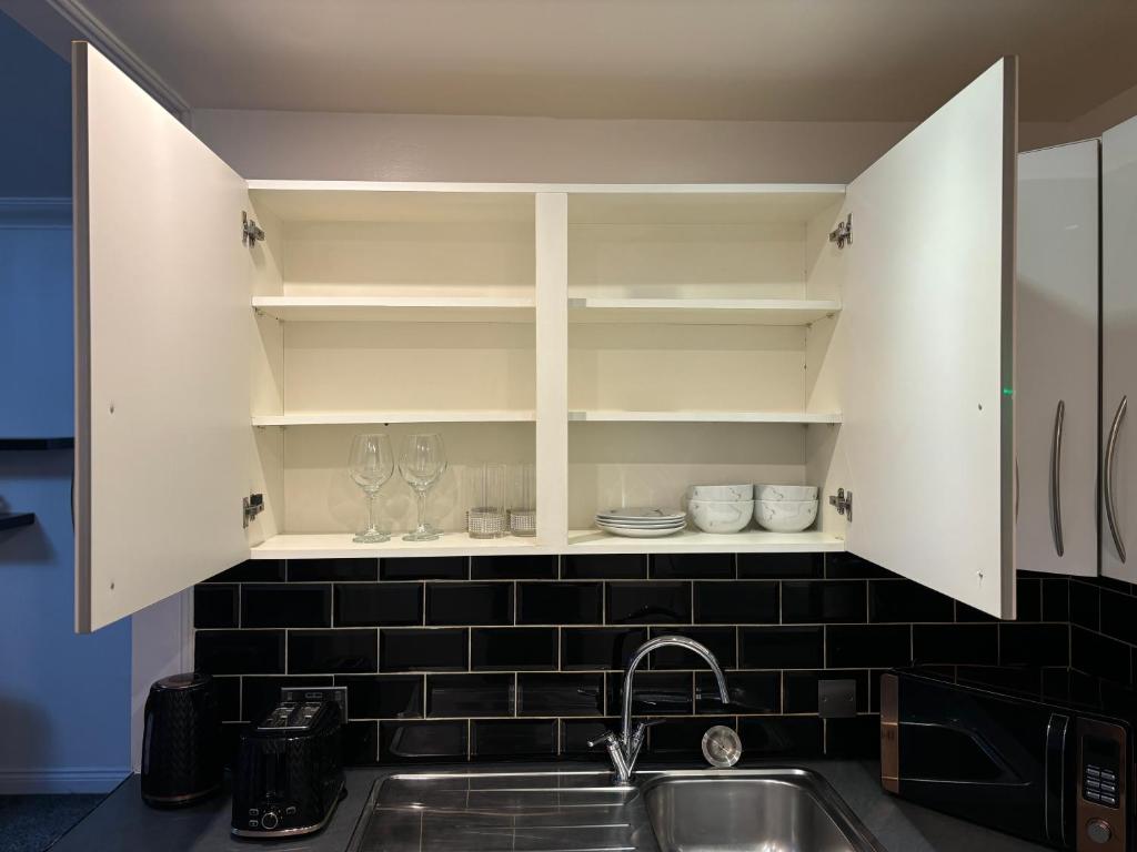 Η κουζίνα ή μικρή κουζίνα στο Riverside Apartment