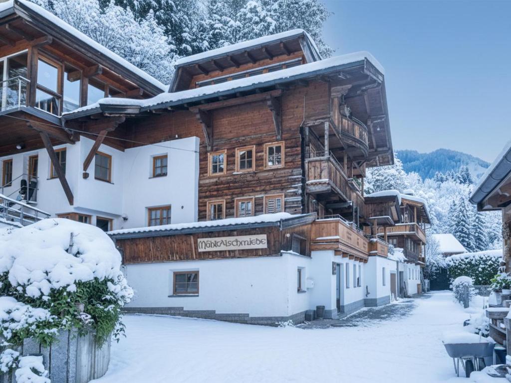un rifugio da sci con neve sul terreno di Zur Alten Schmiede a Wildschönau