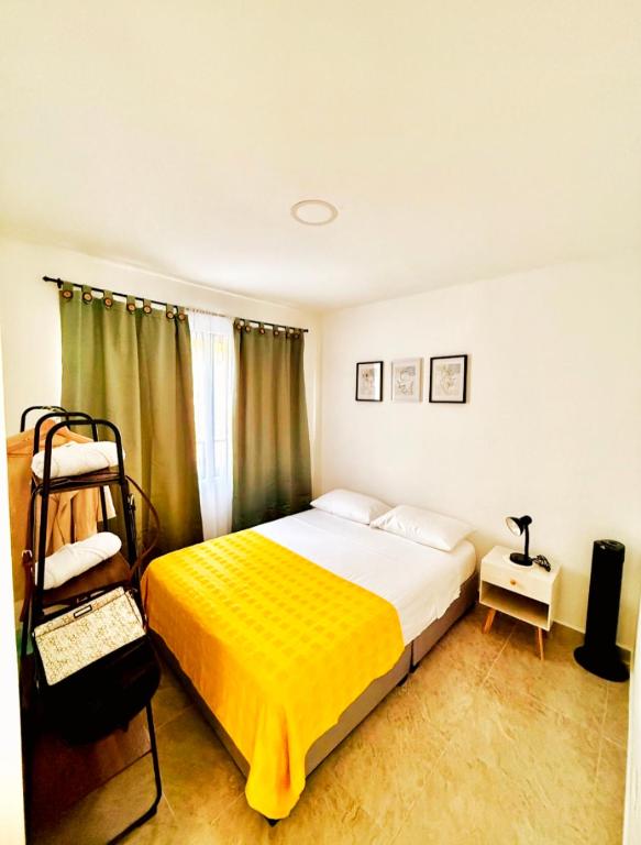 Ένα ή περισσότερα κρεβάτια σε δωμάτιο στο Apartahotel- Alojamiento Familiar- Apartamentos Privados Kira