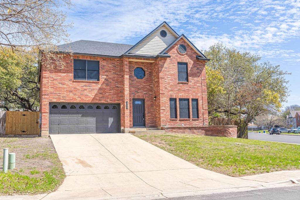 ceglany dom z garażem na ulicy w obiekcie Your Serene Escape in Schertz San Antonio and NB w mieście Schertz