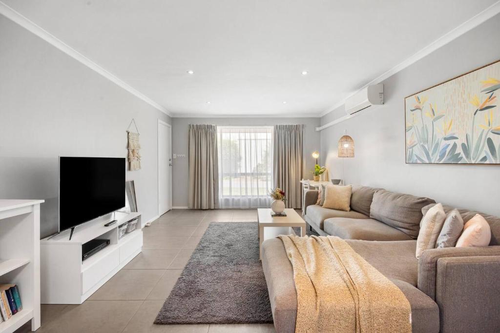 un soggiorno con un divano e una TV di Brighton Escape Seaside Living near Dining and Jetty a Brighton