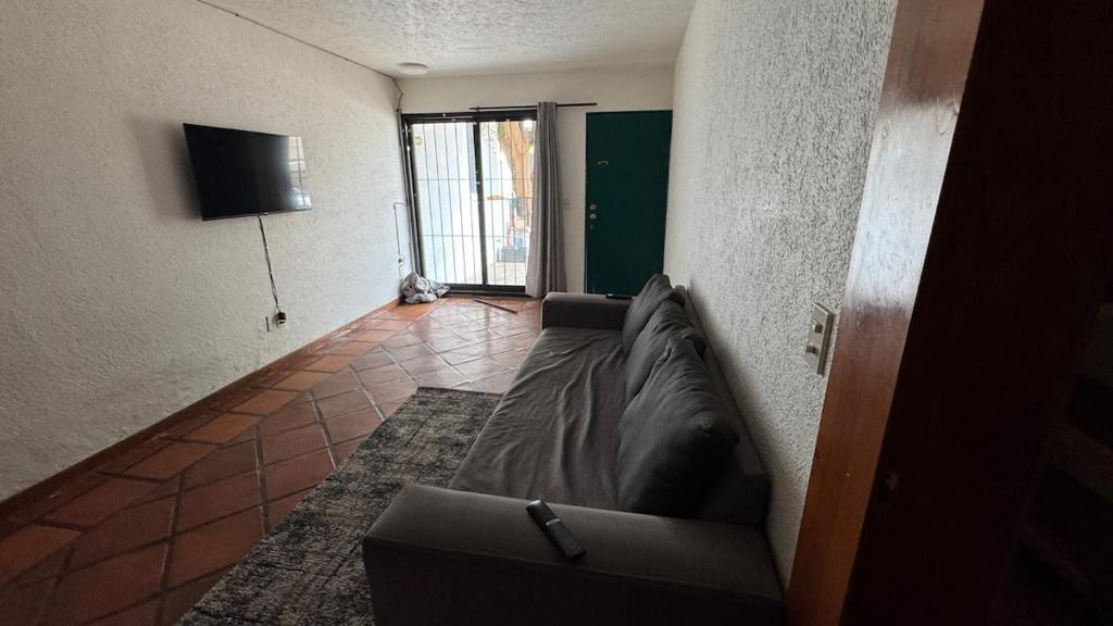 Et tv og/eller underholdning på Spacious House with 4 Bedrooms and Parking