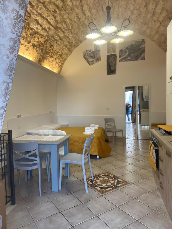 La Castellana في مونتي سانت أنجلو: مطبخ وغرفة طعام مع طاولة وكراسي