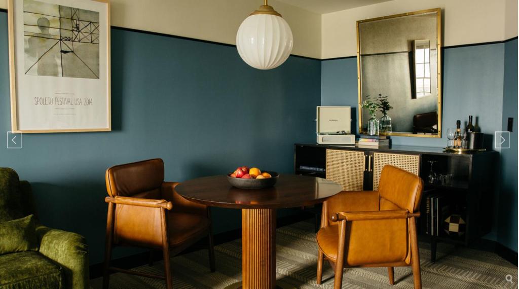 ein Esszimmer mit einem Tisch und zwei Stühlen in der Unterkunft Hotel Emeline in Charleston