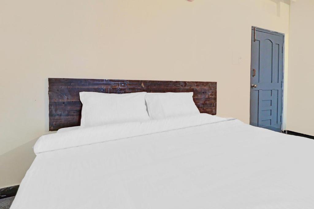 UpalHotel O Abhi's R Square的卧室配有白色的床和蓝色的门