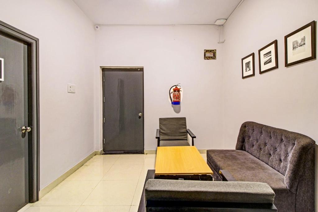 Posezení v ubytování Hotel O SS Skyline