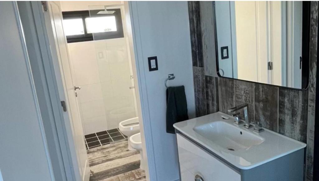 圣尼古拉斯Moderno departamento的带水槽和马桶的浴室