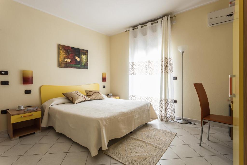 een slaapkamer met een bed en een raam bij Luna Dorata in Selargius