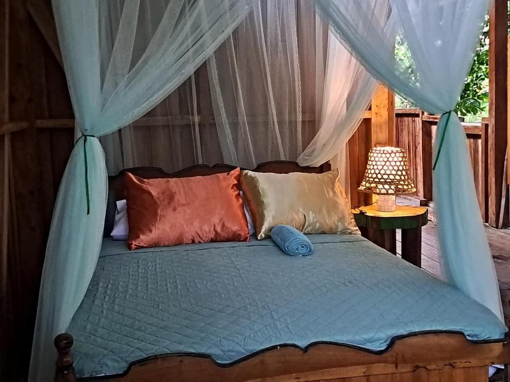 AlmiranteCasa Cacao的一间卧室配有一张带蓝色棉被的天蓬床