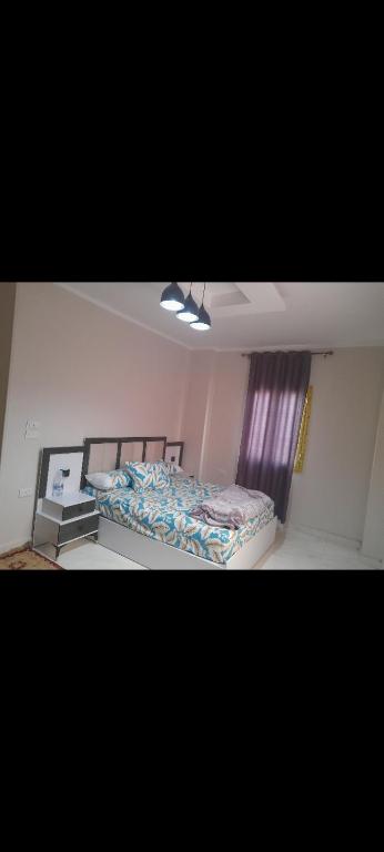 Ένα ή περισσότερα κρεβάτια σε δωμάτιο στο مكان هادي وراقي للاسترخاء