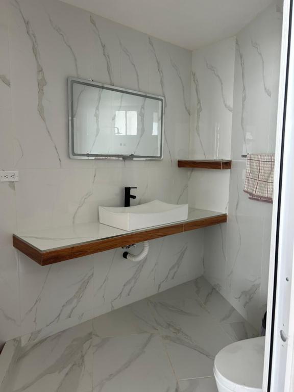 un baño con lavabo y espejo en Mar de Calafia 1, en Divisadero