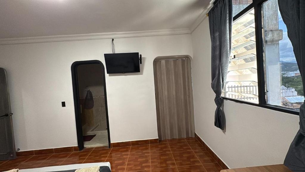 TV a/nebo společenská místnost v ubytování Amplio apartamento Penthouse amoblado, cerca al parque Santander en Cucuta Colombia