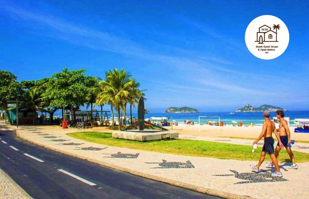 里约热内卢Beach Guest House - GMT的一群人在海滩附近的人行道上散步