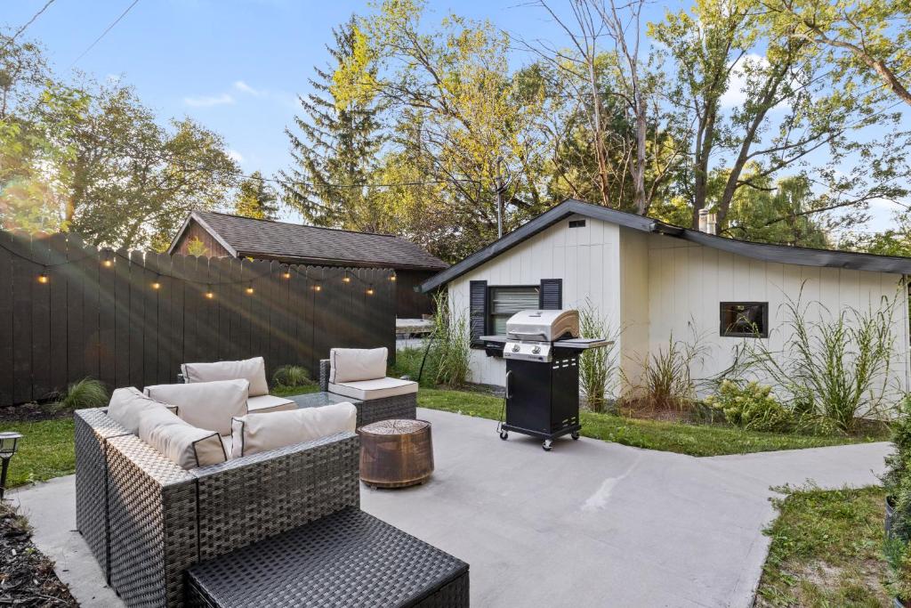 Κήπος έξω από το Beautiful Newly Renovated Home With King Bed & Lake Walkable