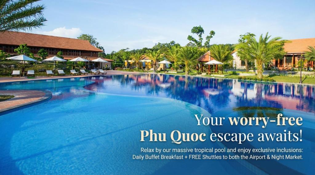 una grande piscina di fronte a un resort di Maison Du VietNam Resort & Spa a Phu Quoc