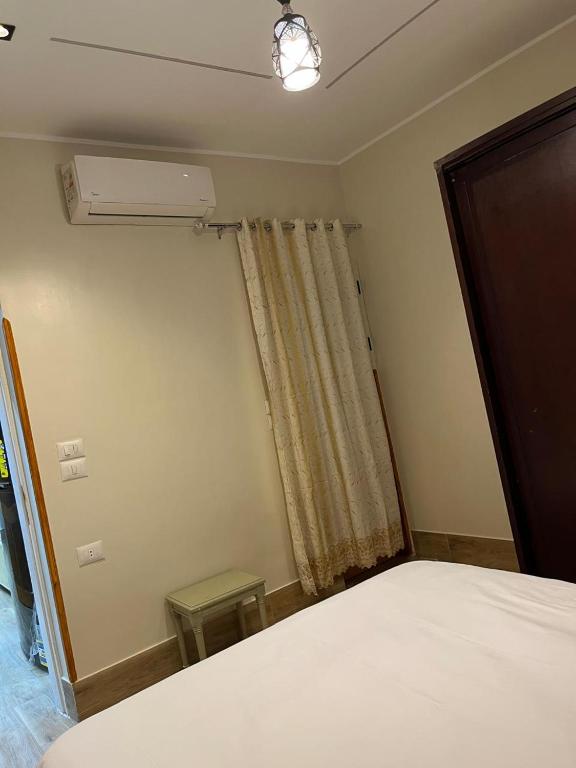 ein Schlafzimmer mit einem Bett und einem Fenster in der Unterkunft Spirit valley villa in Luxor