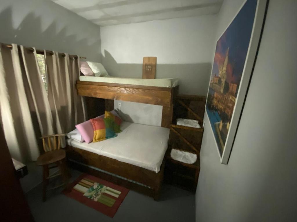 una piccola camera con letto a castello in una casa di Hostel Paraíso Embaú a Guarda do Embaú