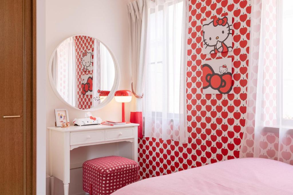 a bedroom with a white table and a mirror at Entire Villa, 2-Min to Beach, near Enoshima Island in Fujisawa